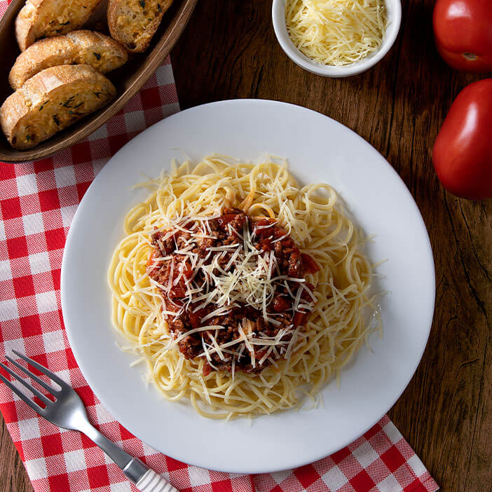 Spaguetti rojo con carne molida