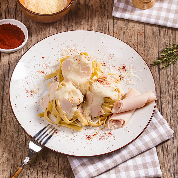 Pasta con salsa blanca y jamón de pechuga de pavo