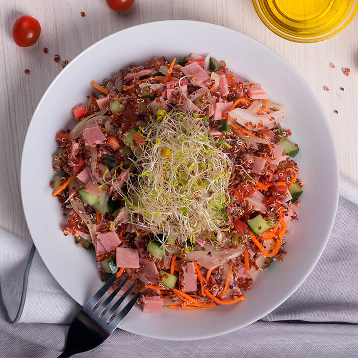 Ensalada de quinua roja y jamón inglés