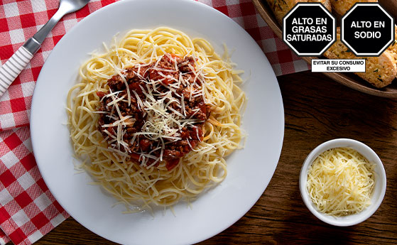 Spaguetti rojo con carne molida